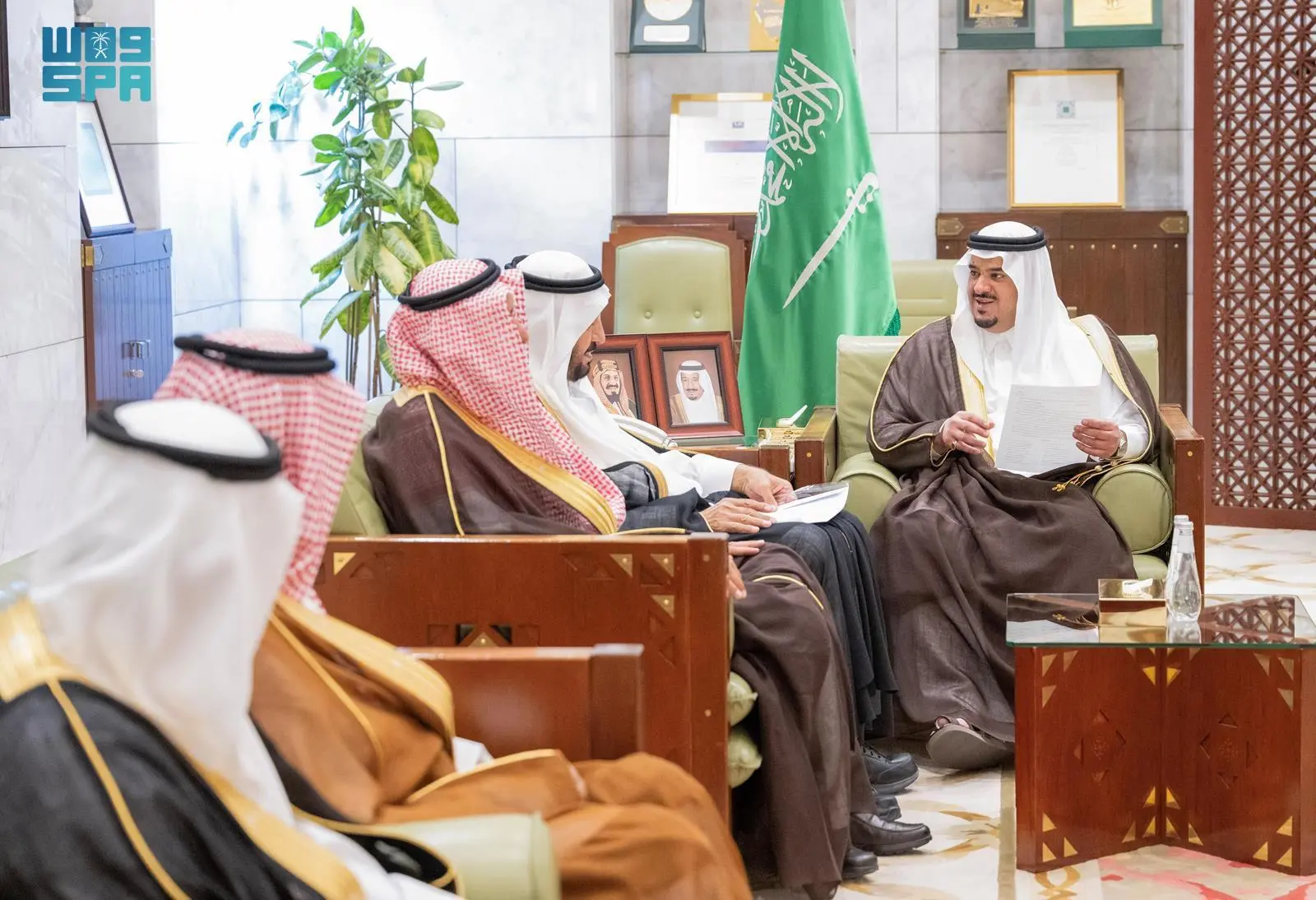 سمو نائب أمير منطقة الرياض يلتقي أعضاء اللجنة التأسيسية للجمعية التعاونية للخدمات اللوجستية بالزلفي