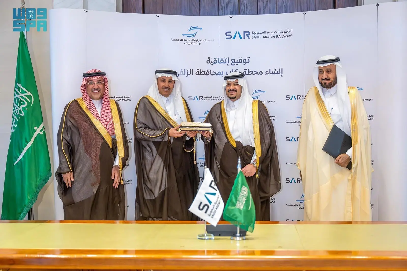 نائب أمير منطقة الرياض يشهد توقيع اتفاقية إنشاء وتشغيل محطة قطارات الركاب بمحافظة الزلفي