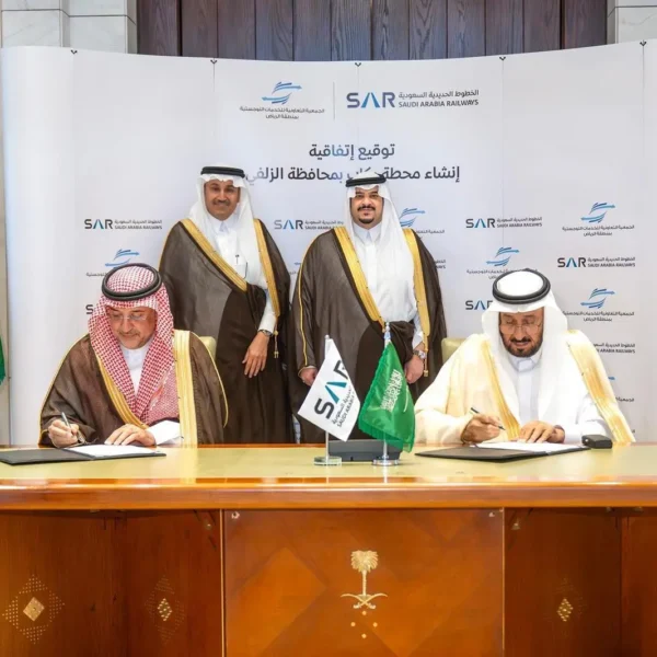 نائب أمير منطقة الرياض يشهد توقيع اتفاقية إنشاء وتشغيل محطة قطارات الركاب بمحافظة الزلفي