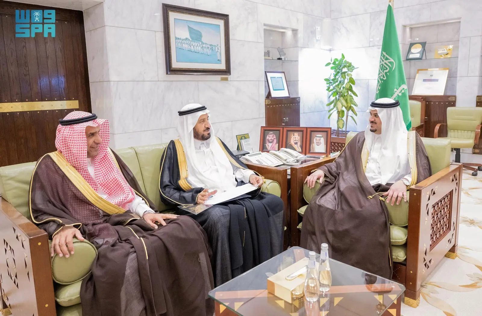 سمو نائب أمير منطقة الرياض يلتقي أعضاء اللجنة التأسيسية للجمعية التعاونية للخدمات اللوجستية بالزلفي