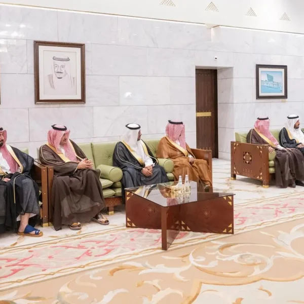 سمو نائب أمير منطقة الرياض يلتقي أعضاء اللجنة التأسيسية للجمعية التعاونية للخدمات اللوجستية بالزلفي
